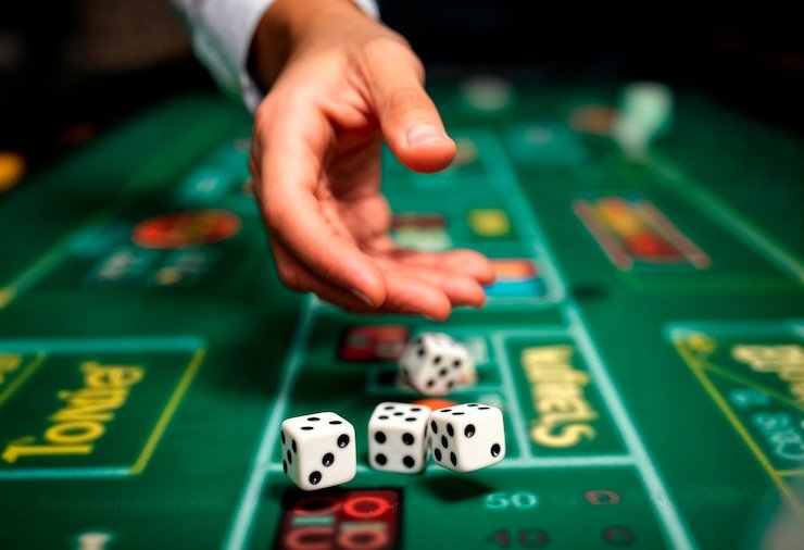 toto121 judi.com mobile app showing Featured Games dashboard with live dealers and slots